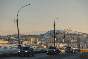 Автомобили едут в Мурманске