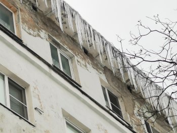 Сосульки на крыше в Мурманске