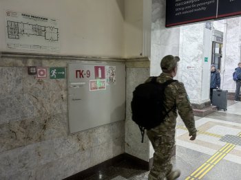 Военный идет с рюкзаком