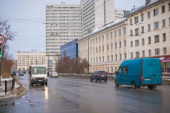 Машины едут по дороге в Мурманске