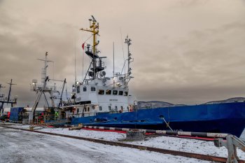 Судно-краболов в мурманском порту.