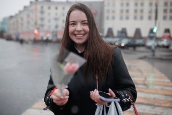 Красивая девушка с букетом тюльпанов в Мурманске.