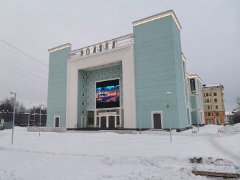 Бывший кинотеатр «Родина» в Мурманске зимой