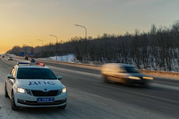 Машина ДПС проводит рейд.