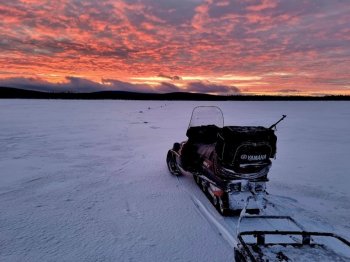 Снегоход на льду.