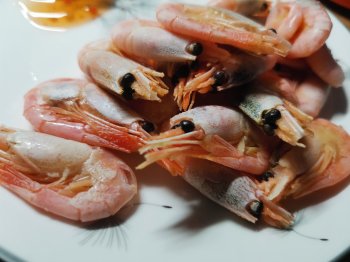 Вареные креветки в тарелке