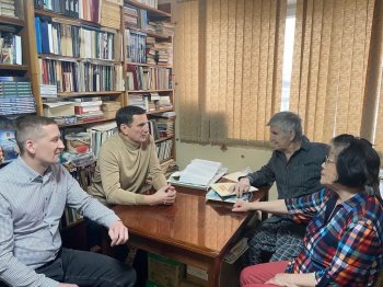 Глава Кольского округа Александр Лихолат встречается с писателем Владимиро Сорокожердьевым.