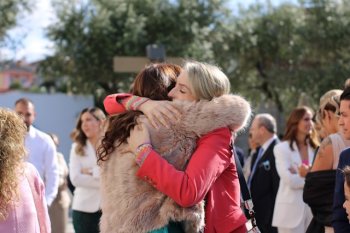 две женщины обнимаются в толпе