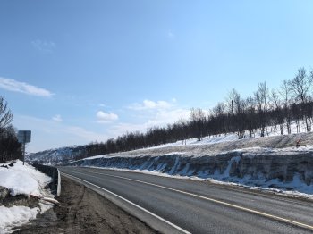 Дорога весной в Мурманской области