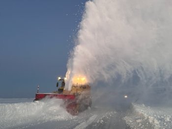 Уборка снега с дороги в Териберку.