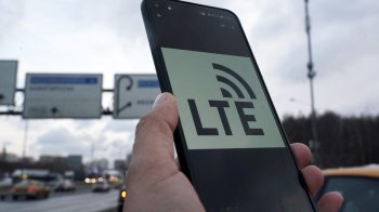 Сотовый телефон в руке.