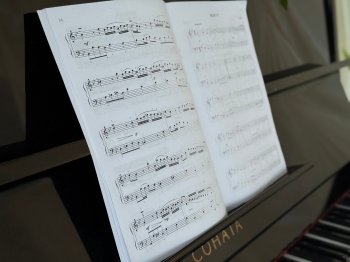 Нотный стан и фортепиано