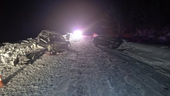 Автомобили столкнулись на дороге зимой.