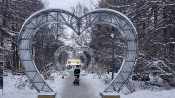 Люди гуляют в сквере