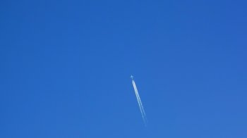 Самолёт в небе.