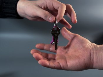 Передача ключей из рук в руки