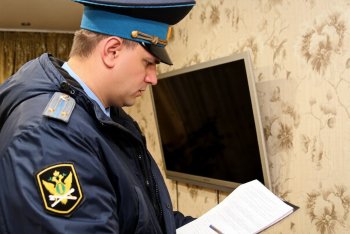 Судебный пристав за работой.