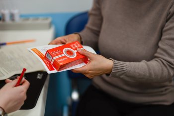 Врач выдаёт витамин D.