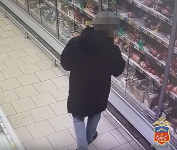 Вор идет по супермаркету