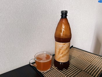 Бутылка кваса и кружка