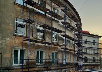 Рабочий выполняет капитальный ремонт