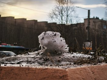 Кусочек таящего снега в городе.
