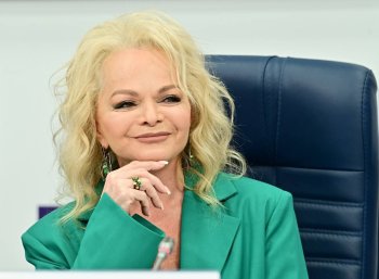 Лариса Долина в бирюзовом жакете