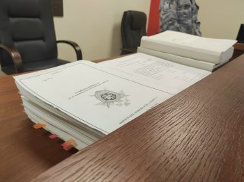 Стол судьи в зале суда.