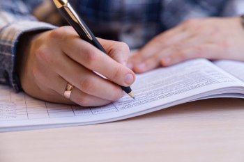 Человек подписывает документы