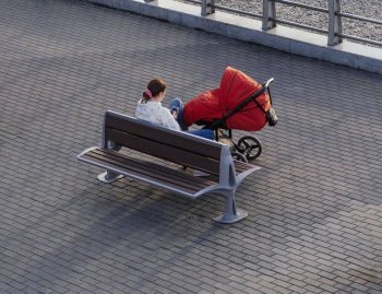 Женщина идет с ребенком