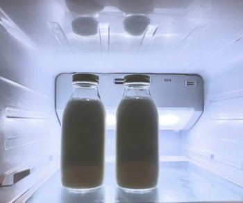 Бутылки молока в холодильнике