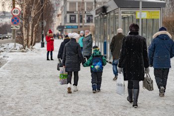 Мать и ребёнок возле остановки в Мурманске