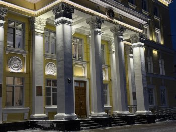 Вечером здание правительства Мурманской области.