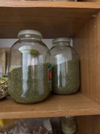 Банки с запрещённым веществом.