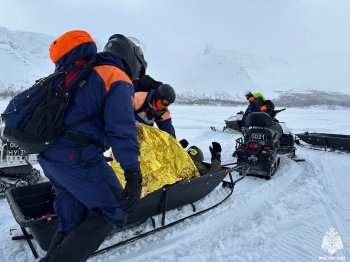 Сотрудники МЧС на снегоходах