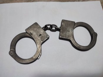 Наручники на столе