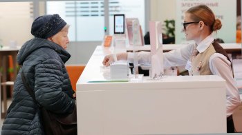 Пенсионерка получает консультацию у специалиста