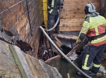 Сотрудники МЧС на месте пожара