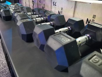 Гантели в тренажером зале.