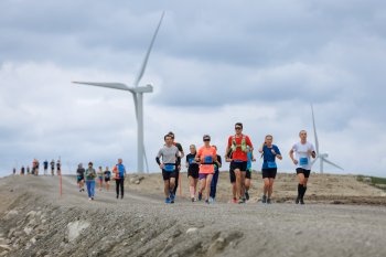 Участники благотворительного забега бегут по территории Кольской ВЭС.