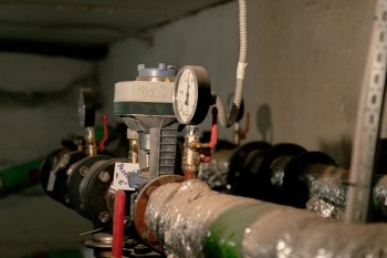 Трубы отопления в подвале