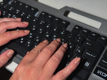 Женские руки на клавиатуре