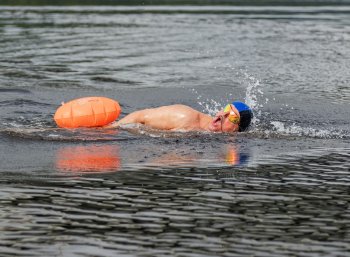 Участник заплыва в холодной воде