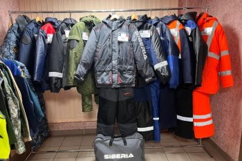 Специальная одежда на вешалке