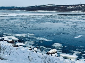 Лёд на реке зимой