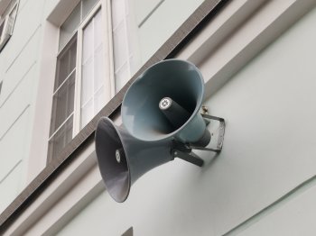 Громкоговоритель на стене здания в городе