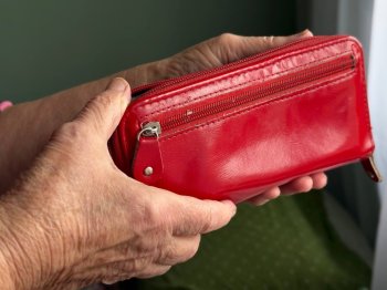 Кошелёк в руках пожилой женщины