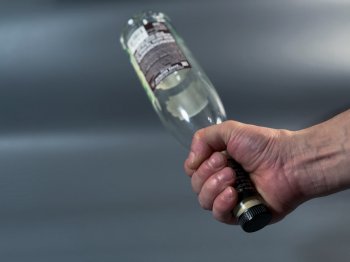 Стеклянная бутылка в руке