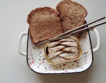 Рыба в консервы и хлеб