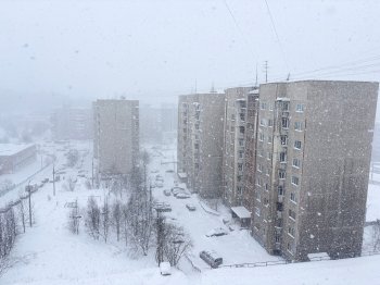 Снег идёт в спальном районе Мурманска